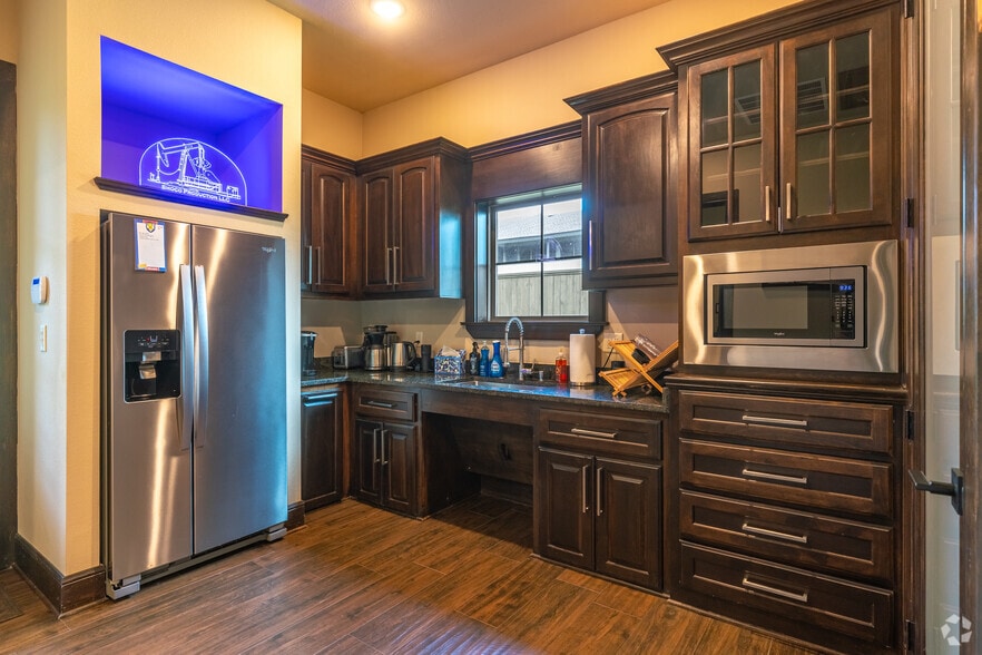 More Photos Of 1518 Colony Cir, Longview Office For Sale