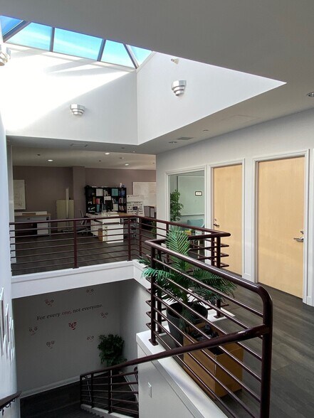 More Photos Of 3260 19th St, San Francisco Showroom For Lease