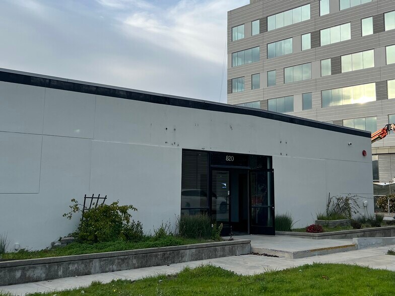 Primary Photo Of 820 Malcolm Rd, Burlingame Warehouse For Lease