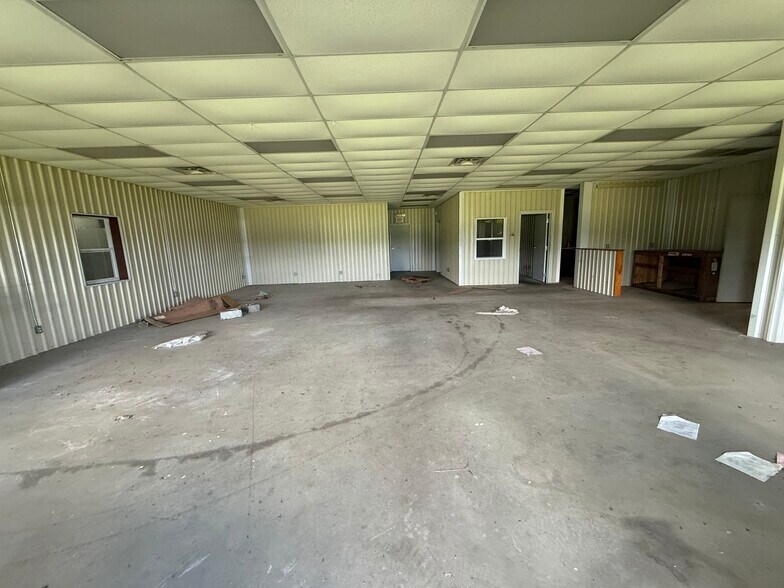 More Photos Of 811 E Industry Rd, Henryetta Warehouse For Sale