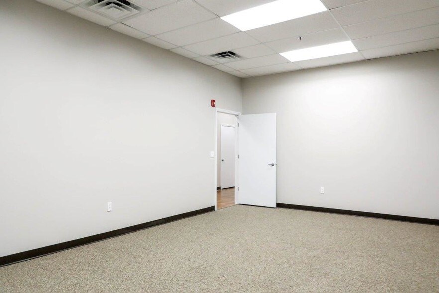 More Photos Of 14101-14105 Mccormick Dr, Tampa Light Manufacturing For Lease