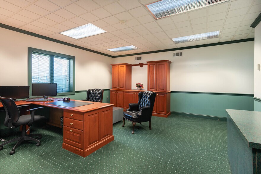 More Photos Of 275 Dixon Ave, Amityville Office For Sale