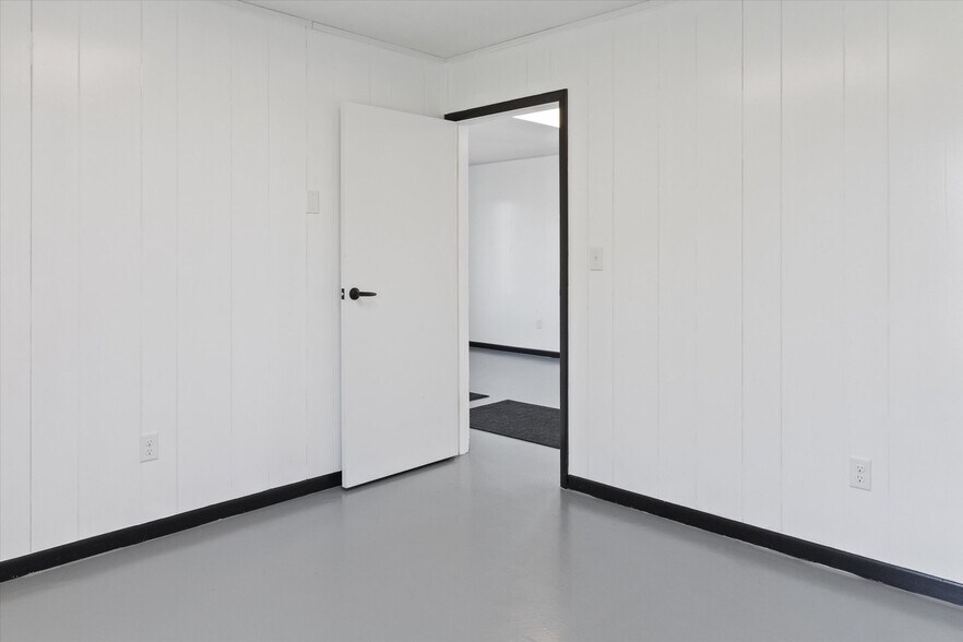 More Photos Of 1395 W Monroe Rd, Saint Louis Office For Sale