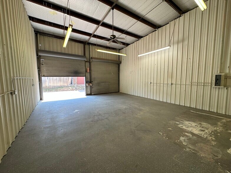 More Photos Of 120 N Dooley St, Grapevine Warehouse For Lease