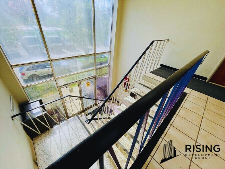More Photos Of 9914 W Derby Ln, Westchester Flex For Sale
