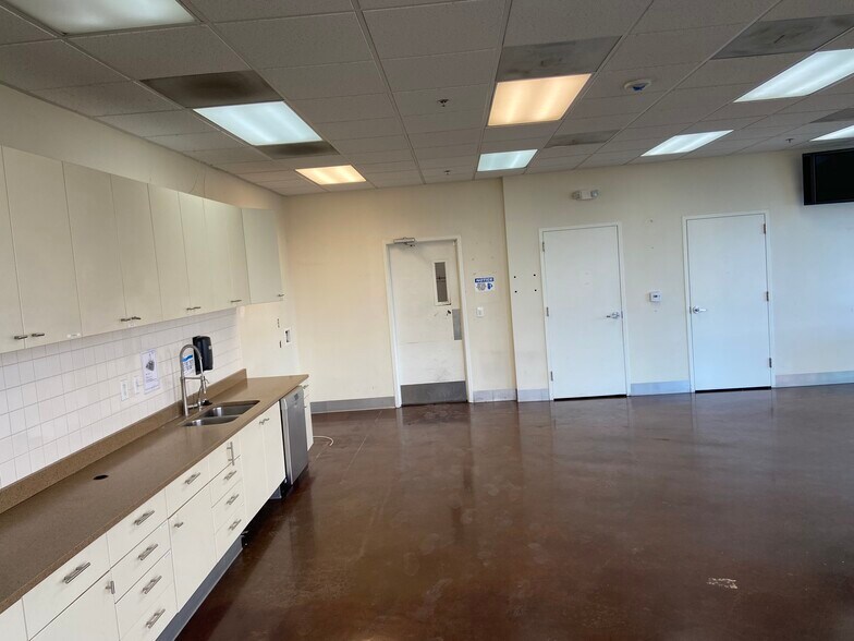 More Photos Of 14059 Stage Rd, Santa Fe Springs Warehouse For Lease