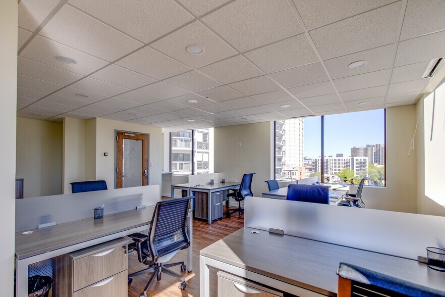 More Photos Of 2551 N Clark St, Chicago Office For Lease