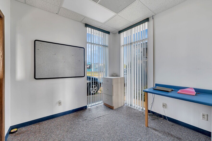 More Photos Of 24 Danny's Dr, Streator Bank For Sale