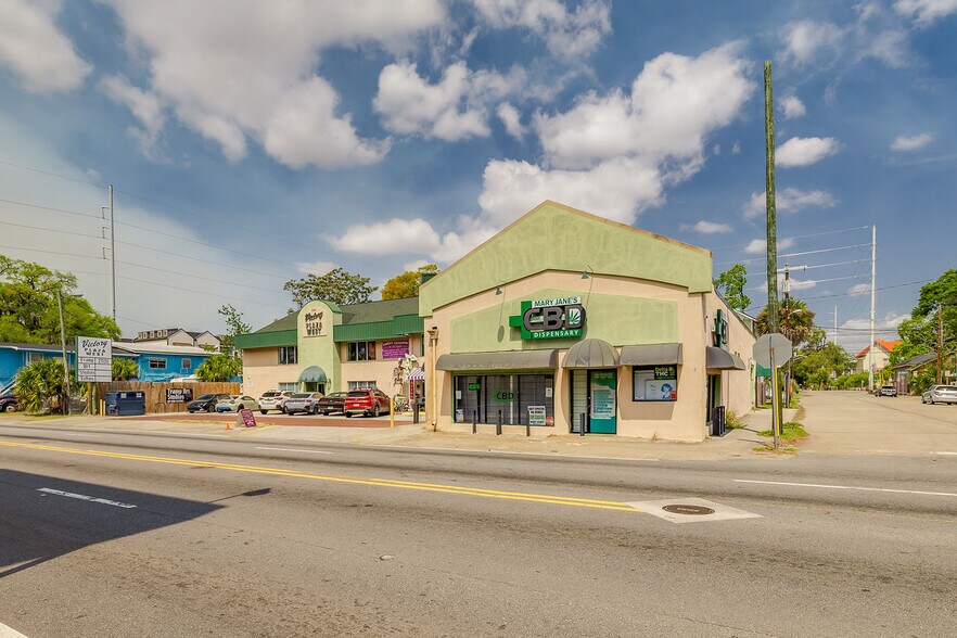 More Photos Of 302 W Victory Dr, Savannah Freestanding For Sale