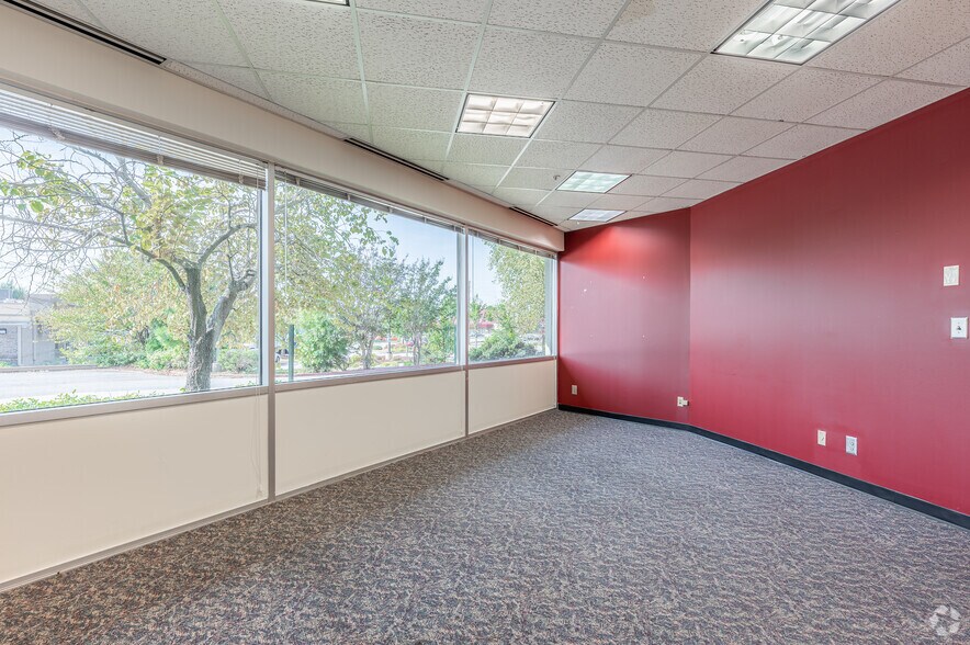 More Photos Of 325 S Fairground St, Marietta Office For Sale
