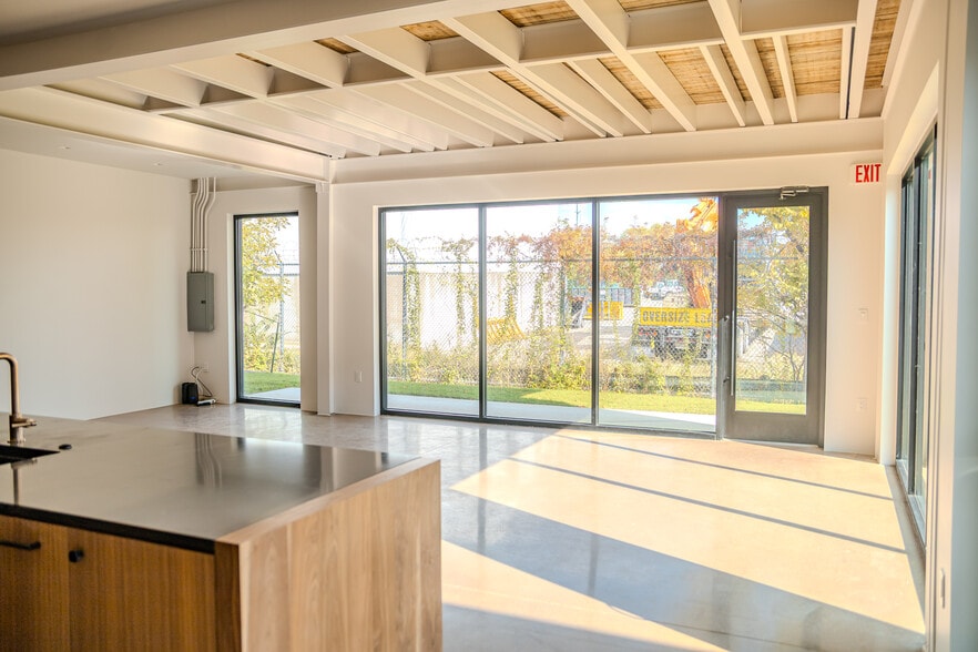 More Photos Of 4750 Iberia Ave, Dallas Office Residential For Sale