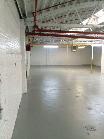 More Photos Of 3333 W Harrison St, Chicago Manufacturing For Lease