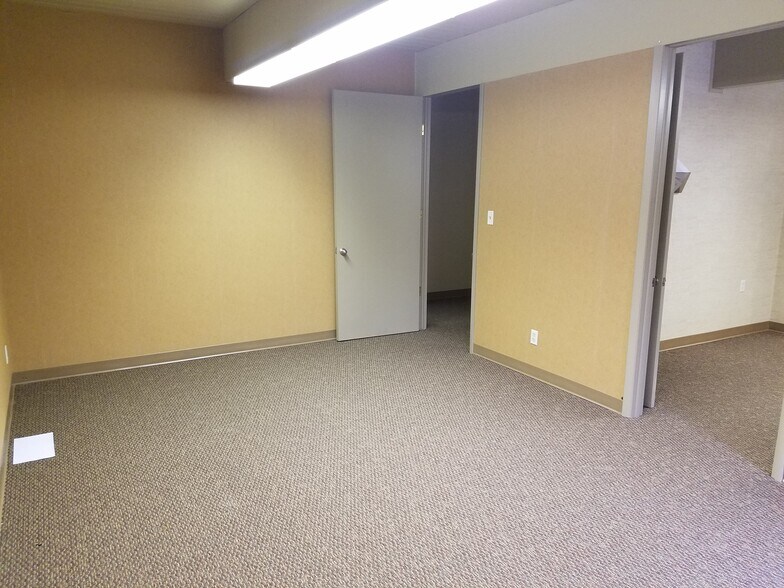 More Photos Of 2310 E Oakland Ave, Bloomington Office For Lease