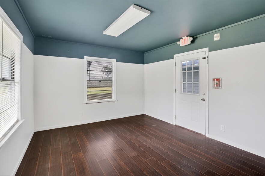 More Photos Of 5109 E 5th St, Katy Storefront Retail Office For Sale