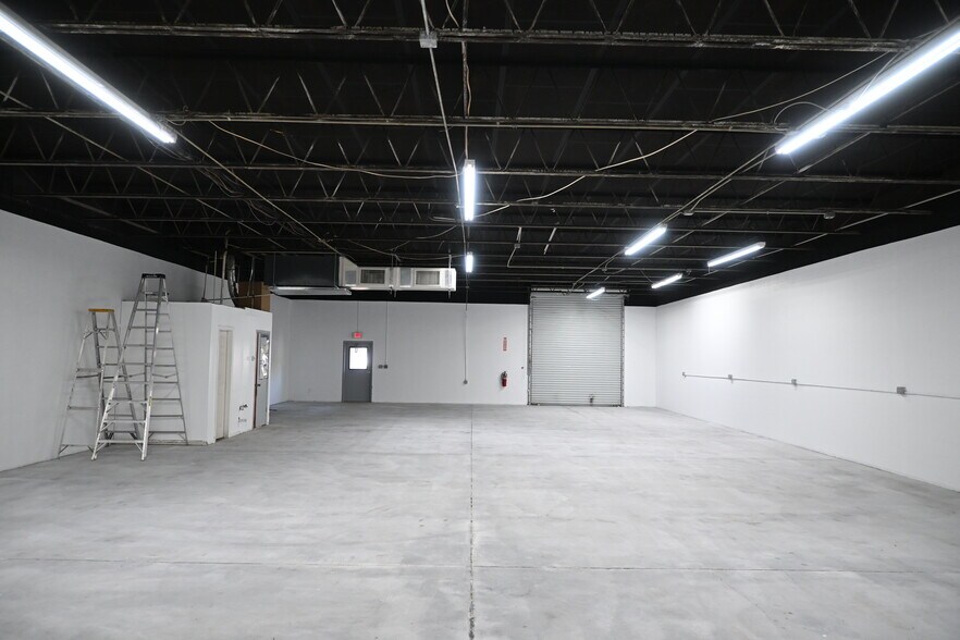 More Photos Of 14401 60th St N, Clearwater Warehouse For Lease