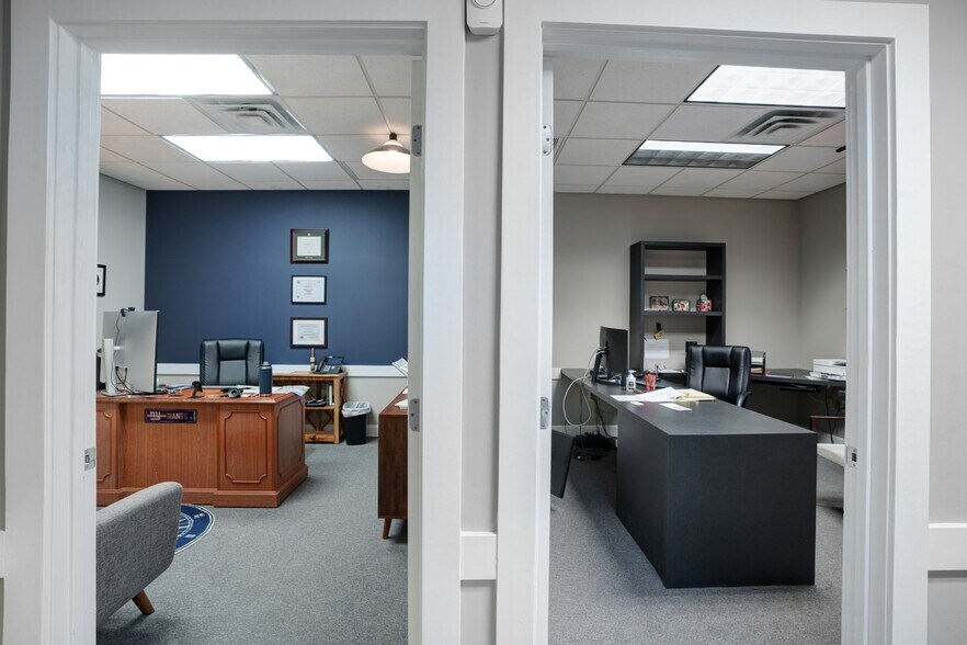 More Photos Of 1882 Porter Lake Dr, Sarasota Light Manufacturing For Lease