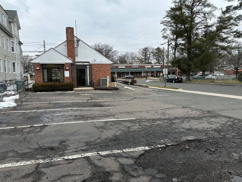 More Photos Of 75 Park Rd, West Hartford Bank For Lease