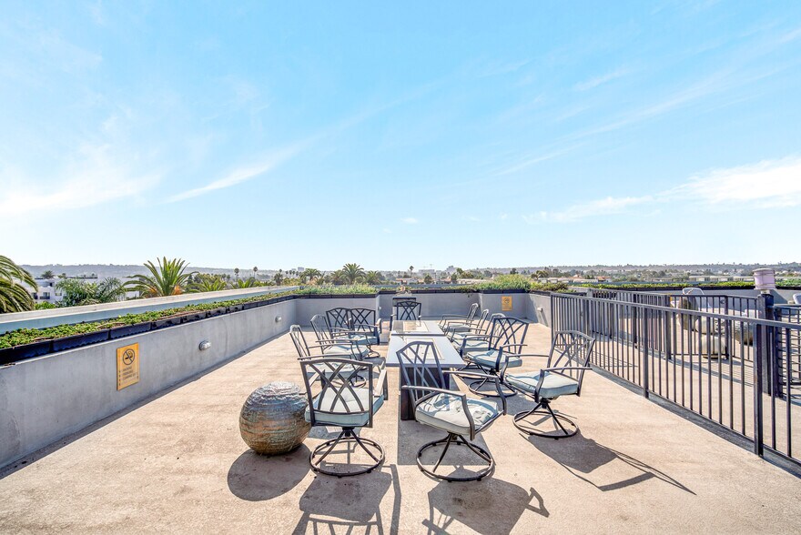 More Photos Of 11900 Courtleigh Dr, Los Angeles Apartments For Sale