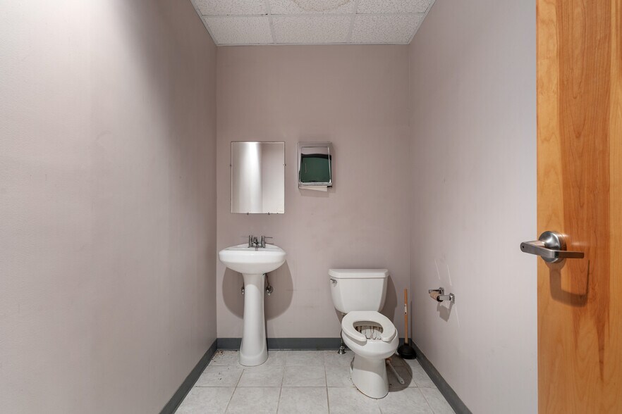 More Photos Of 128 Litchfield Rd, New Milford Medical For Sale