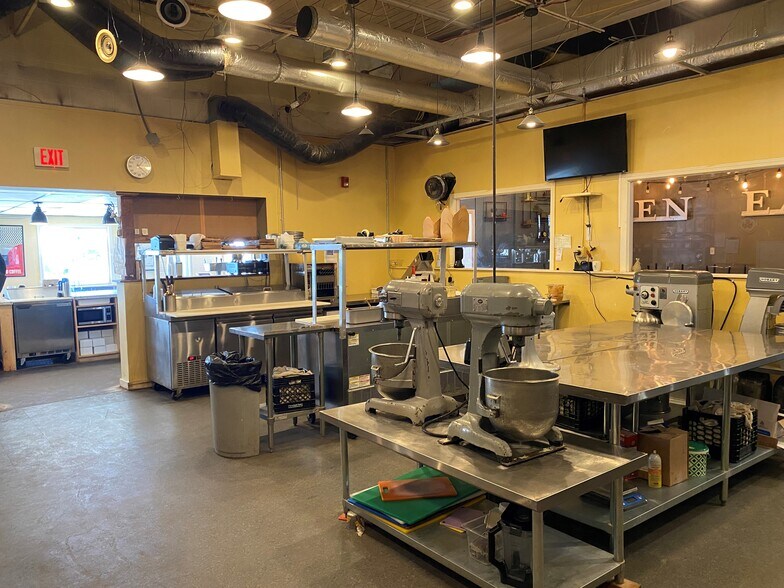 More Photos Of 881 US ROUTE 1, Yarmouth Freestanding For Lease