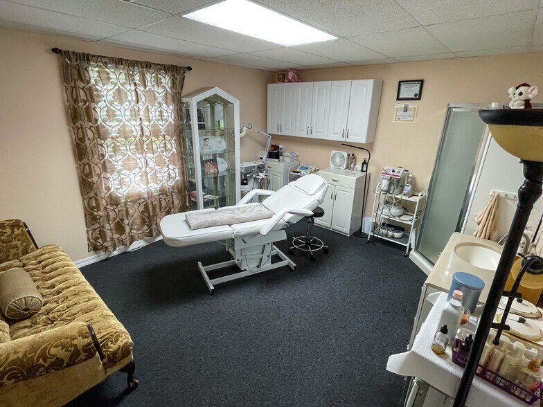 More Photos Of 3830 Williamsburg Park Blvd, Jacksonville Medical For Sale