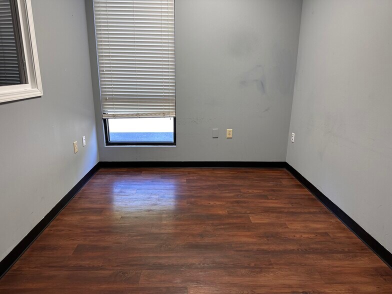 More Photos Of 297 Industrial Park Dr, Lawrenceville Warehouse For Lease