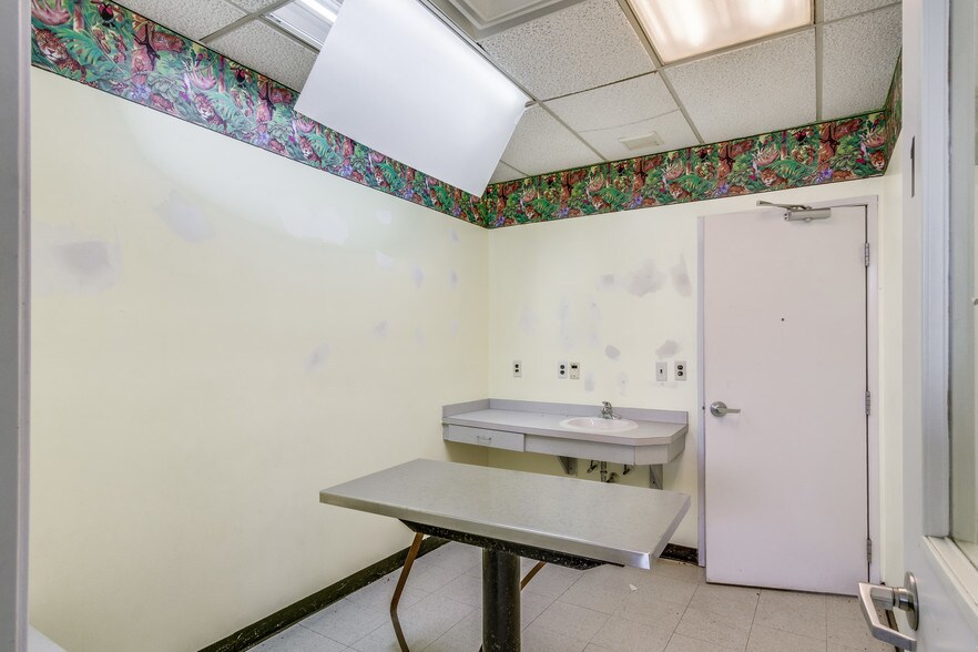 More Photos Of 5410 Allen Rd, Allen Park Medical For Sale