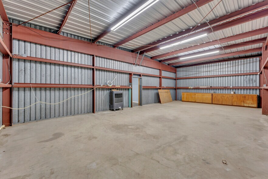 More Photos Of 201 W 9th St, Burnet Warehouse For Sale