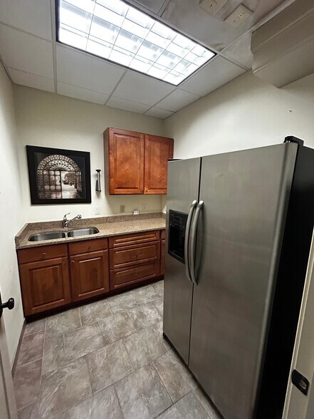 More Photos Of 630 Kennesaw Due West Rd, Kennesaw Office For Sale