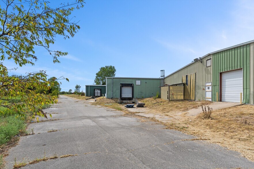 More Photos Of 107 A St., Caney Industrial For Lease