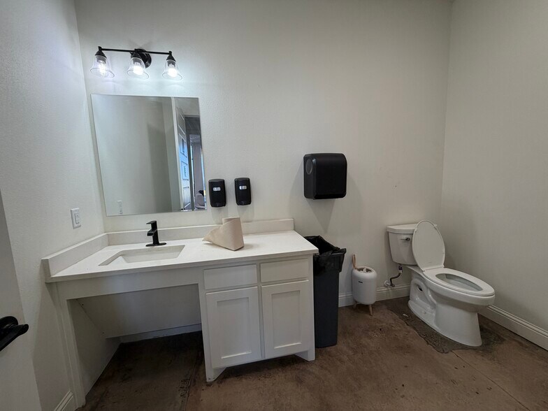 More Photos Of 6009 FM 307, Midland Storefront For Lease