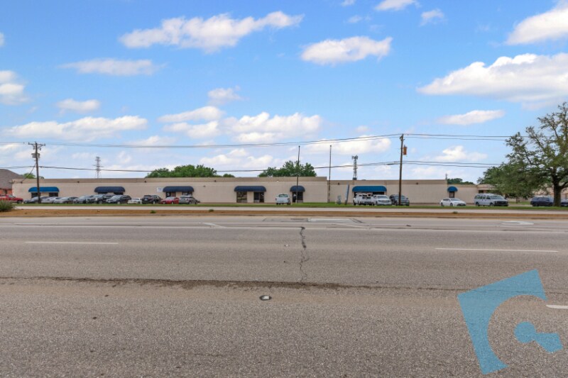 More Photos Of 732-750 W Hurst Blvd, Hurst Flex For Lease