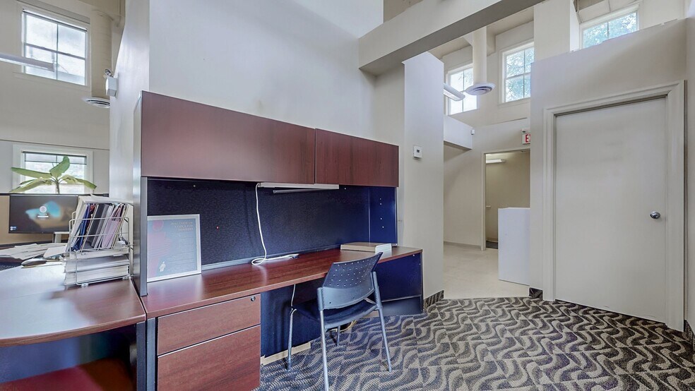 More Photos Of 121 Robinson St, Markham Office For Sale