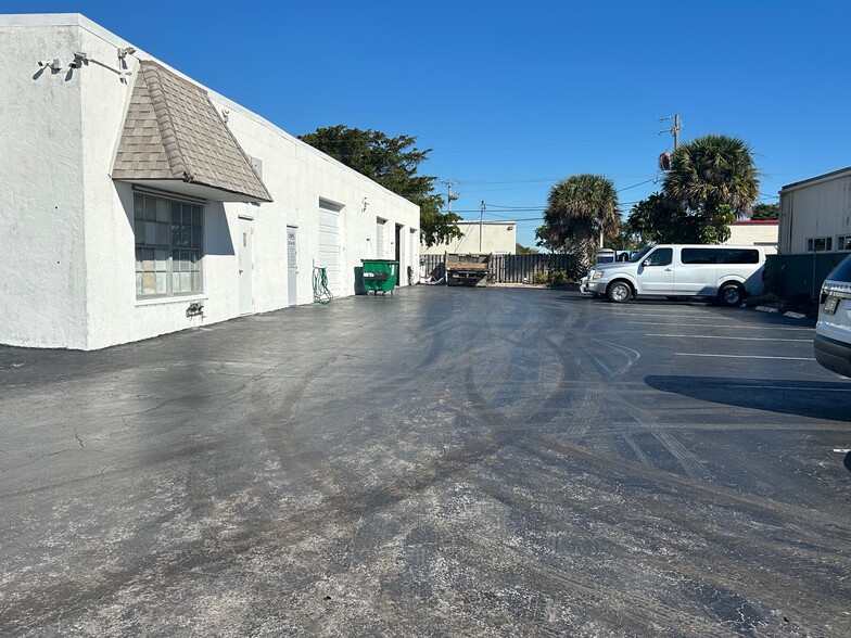 Primary Photo Of 102 NW Spanish River Blvd, Boca Raton Light Manufacturing For Lease