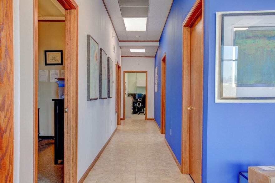 More Photos Of 2311 Wakarusa Dr, Lawrence Freestanding For Lease