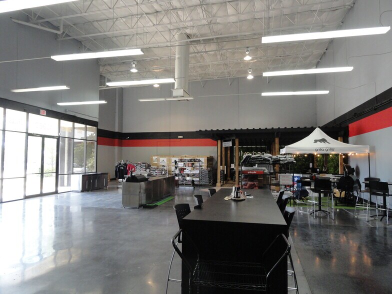 More Photos Of 13940-13960 N Stemmons Fwy, Farmers Branch Showroom For Lease