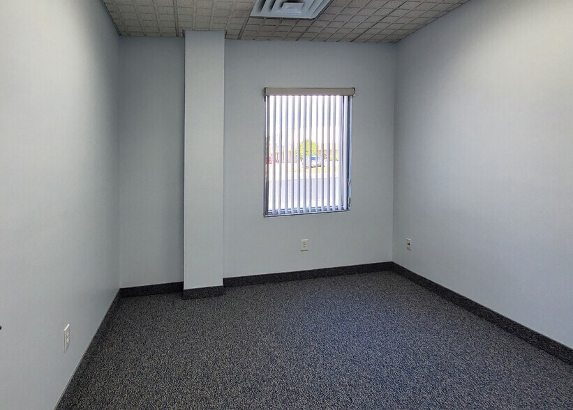 More Photos Of 2333-2335 W 50th St, Erie Warehouse For Lease