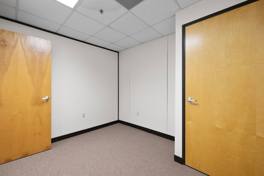 More Photos Of 1 Olde North Rd, Chelmsford Office For Lease