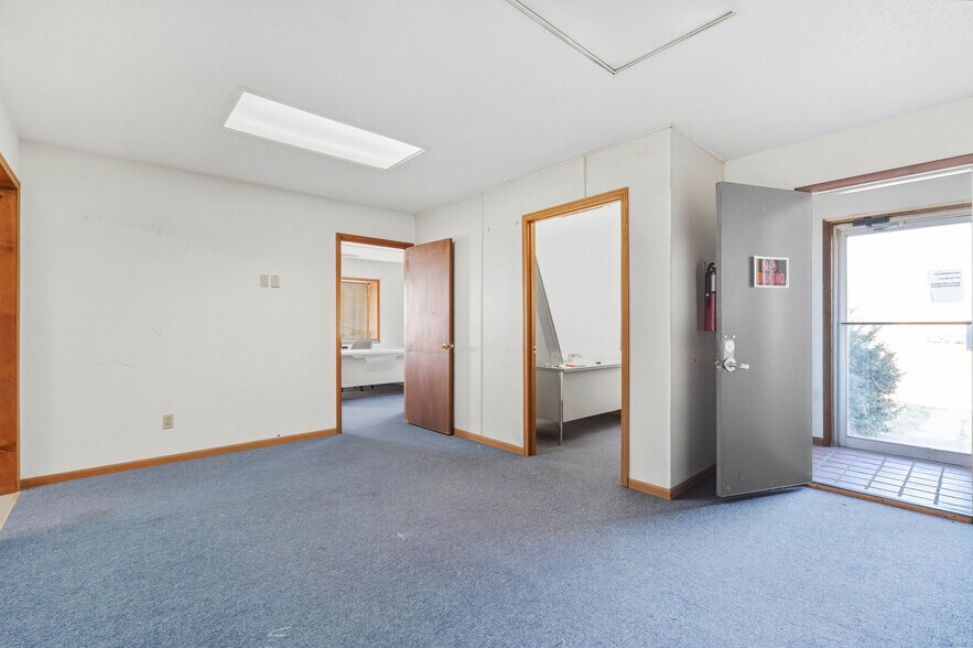 More Photos Of 604 Industrial Park Dr, Eldon Office For Sale