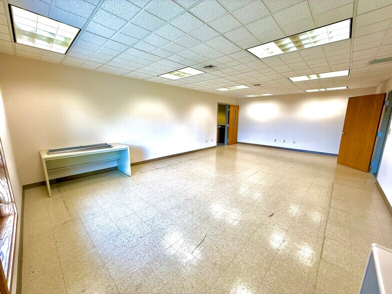 More Photos Of 321 S Blanchard St, Findlay Office For Sale