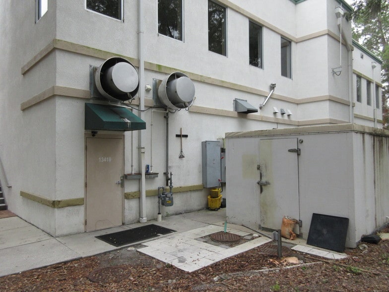 More Photos Of 13302-13428 Telecom Dr, Tampa Restaurant For Lease