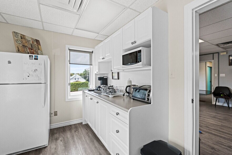 More Photos Of 457 Main St E, Winchester Medical For Sale