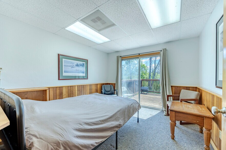 More Photos Of 45632 McKenzie Hwy, Vida Flex For Sale