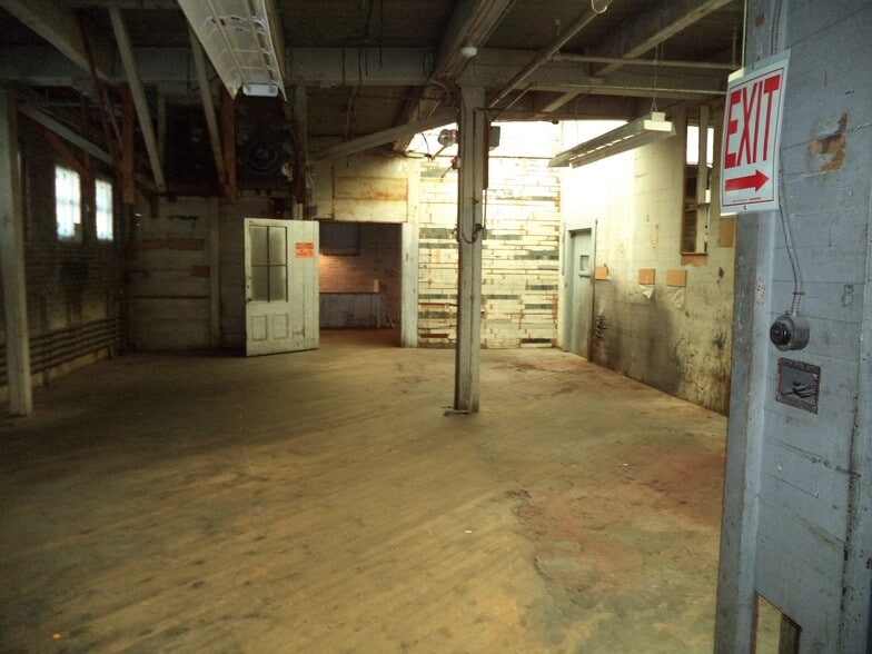 More Photos Of 121 Valley St, Manchester Showroom For Sale