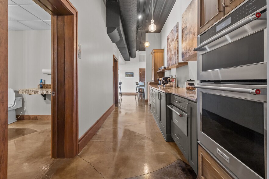 More Photos Of 2492 Crest Dr, Lake Geneva Office For Sale