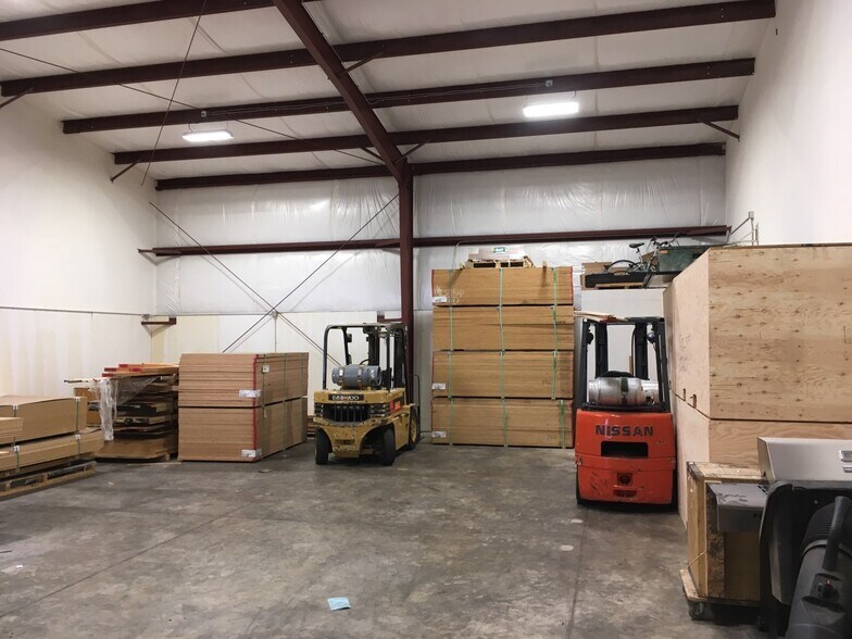 More Photos Of 985 NW Noble Dr, Estacada Warehouse For Lease