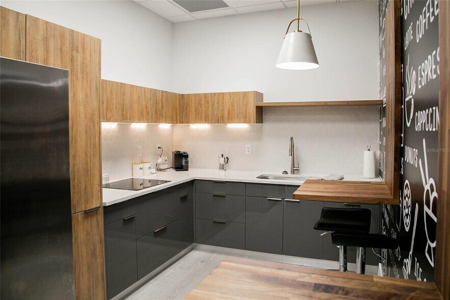 More Photos Of 1700 35th St, Orlando Warehouse For Lease