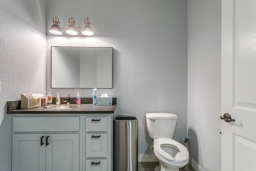 More Photos Of 7633 Bellaire Dr S, Fort Worth Medical For Sale