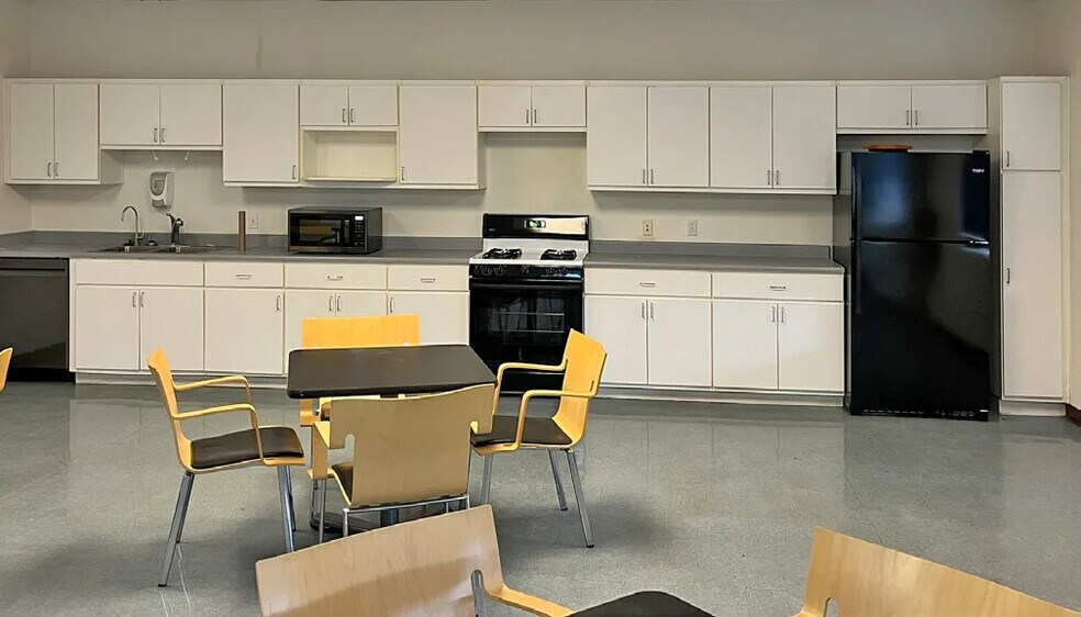 More Photos Of 500 S Willard St, Cottonwood Distribution For Lease