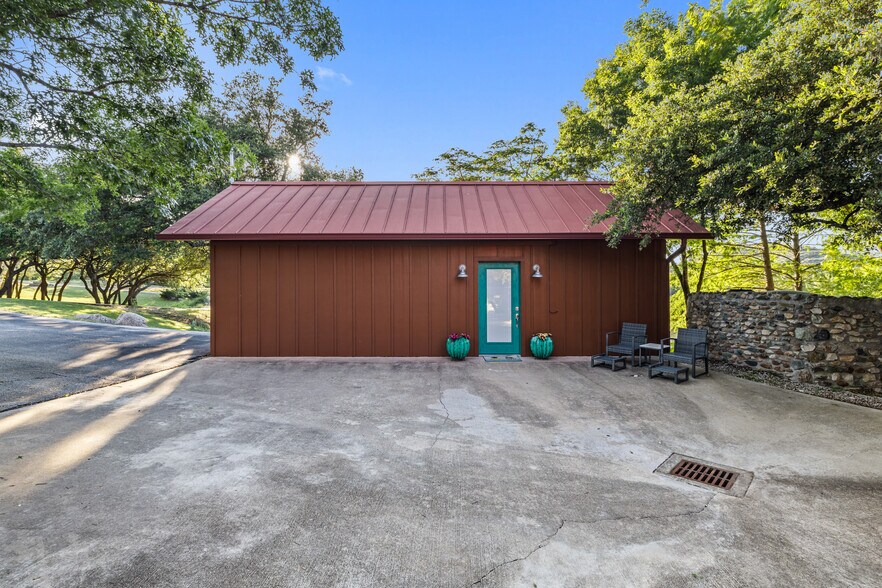 More Photos Of 101 Rolling Hills Rd, Blanco Specialty For Sale